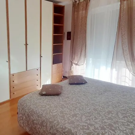 Old Bridge Apartment *